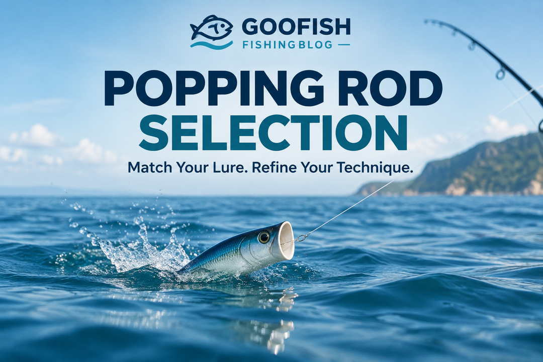 Copertina in inglese Popping Rod Selection con un popper generico sulla superficie del mare, una canna sullo sfondo e una costa distante